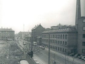 Den tidligere 'Wulffs Tobaksfabrik' ses i vejens højre side. På facaden ses teksten-'Nihil sine labore'.jpg